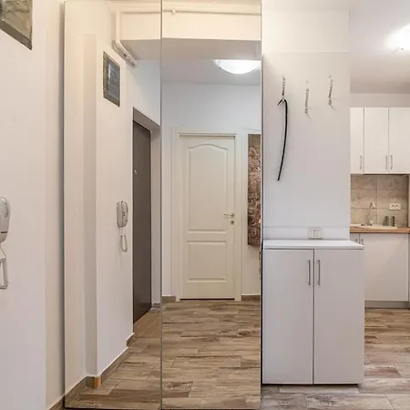 Apartment Stylish Near Parliament Palace & Cathedral - By Happy Guest