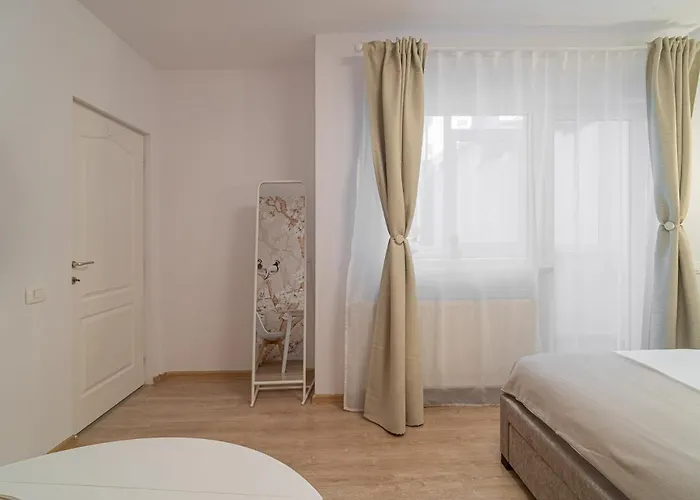 Stylish Near Parliament Palace & Cathedral - By Happy Guest *