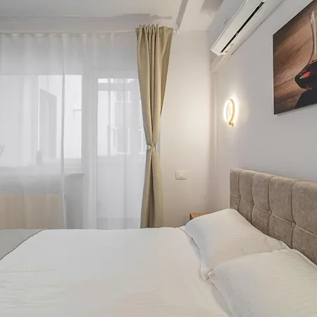 Apartment Stylish Near Parliament Palace & Cathedral - By Happy Guest *